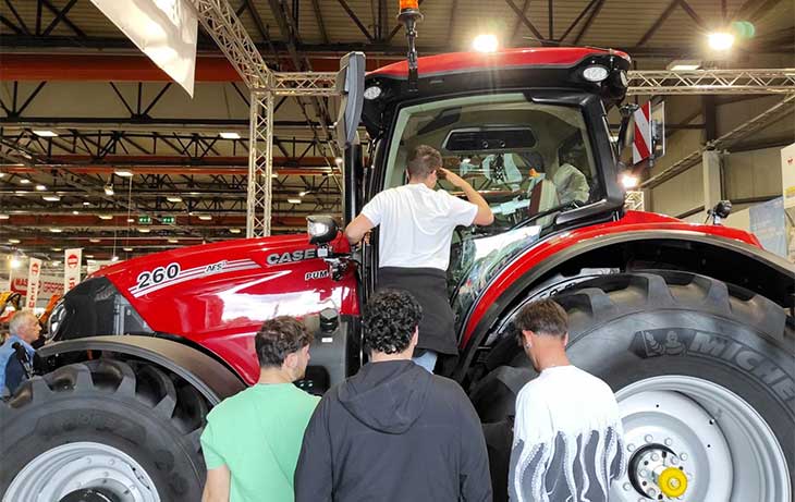 I numeri di Agriumbria 2025. Ragazzi degli Istituti Tecnici e Agrari ispezionano un trattore